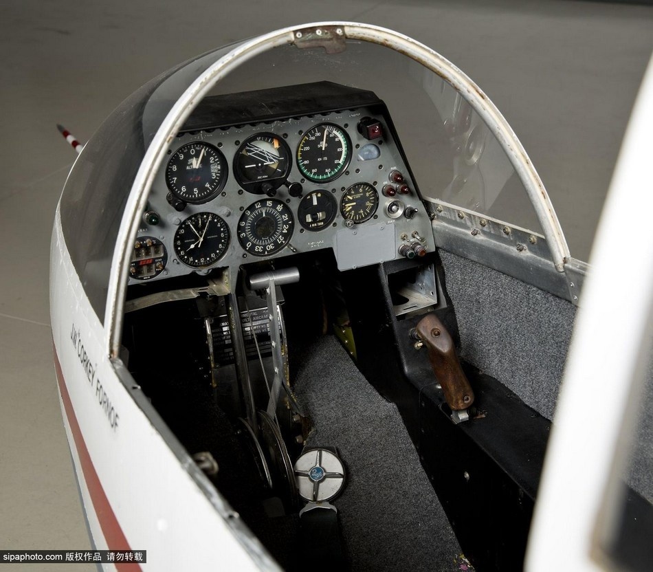 Bên trong chiếc máy bay BD 5J khá thô sơ