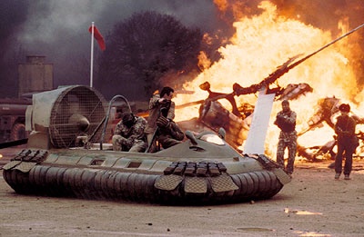 Man ruot duoi bang tau khi dem cua diep vien 007 hinh anh