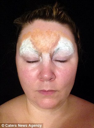 Maria Malone-Guerbaa, một phụ nữ ở thành phố London, kiếm sống bằng nghề hóa trang.