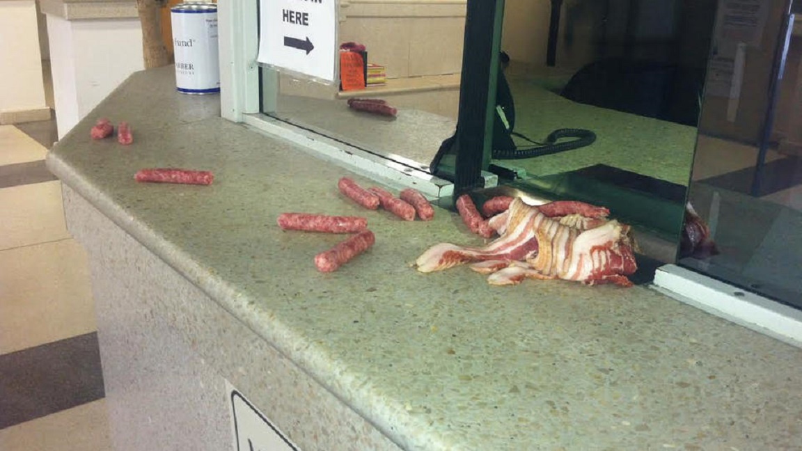 Ra toa vi nem thit vao don canh sat hinh anh