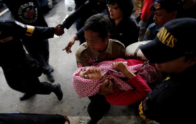 Canh tang thuong bao trum len than nhan hanh khach QZ8501 hinh anh