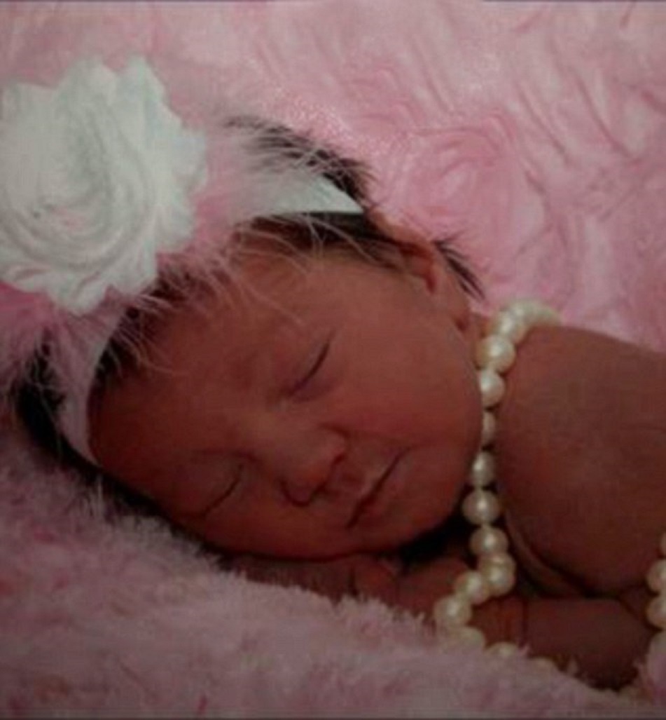 Bo, me an trong nha hang, de con chet vi doi tren xe hinh anh