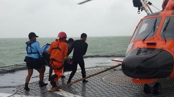 Tim thay 9 thi the nan nhan QZ8501 hinh anh