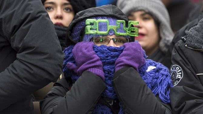 Bất chấp thời tiết giá lạnh, hàng vạn người vẫn tập trung tại Quảng trường Thời đại ở thành phố New York, Mỹ để đếm những thời khắc cuối cùng của năm. Ảnh: AP