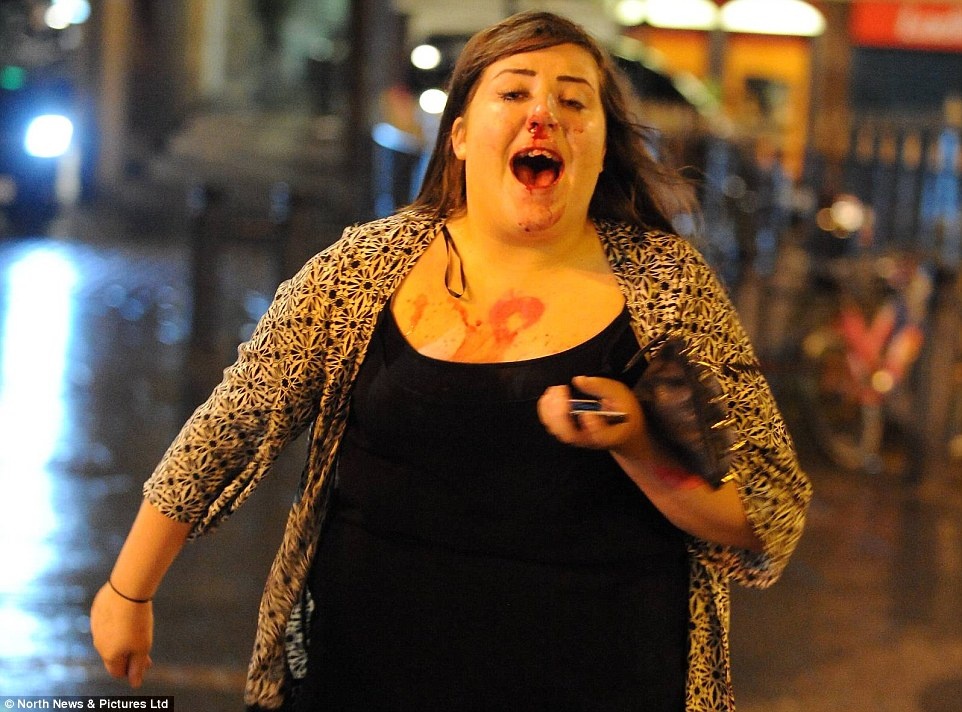 Hanh dong hai huoc cua phu nu say trong sang dau nam hinh anh