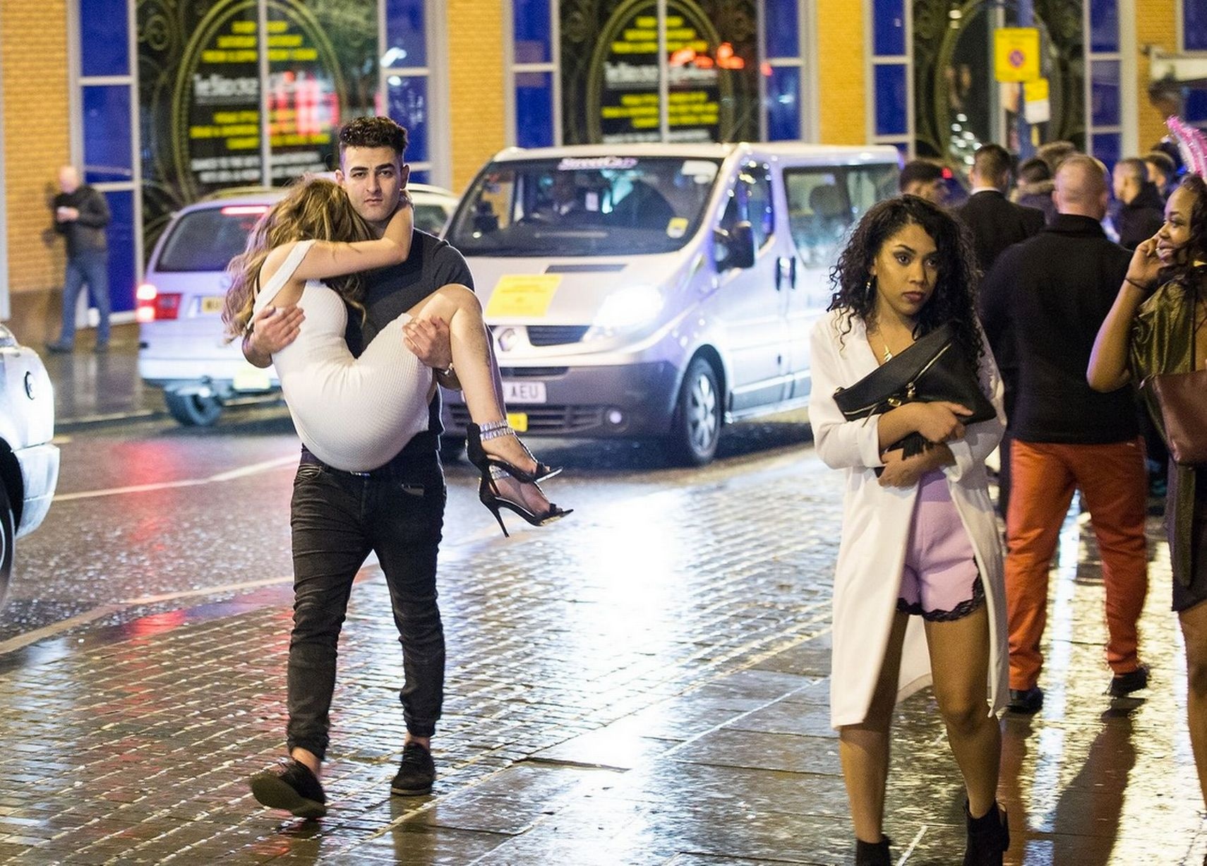 Chàng thanh niên bế bạn gái sau một cuộc vui ở thành phố Manchester. Ảnh: Mirror
