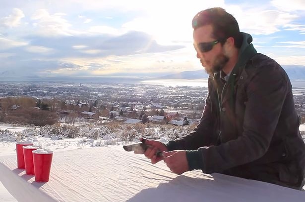 Nhac si trinh bay bai hat bang sung va coc nhua hinh anh