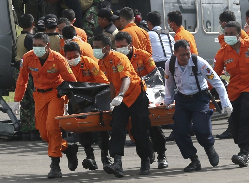 Can canh qua trinh chuyen hai thi the va manh vo may bay hinh anh