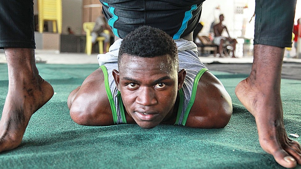 Cuoc song trong truong day xiec tu nhan hinh anh