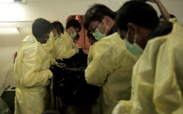 Noi dau xot cua nhung nguoi nhan dang tu thi QZ8501 hinh anh