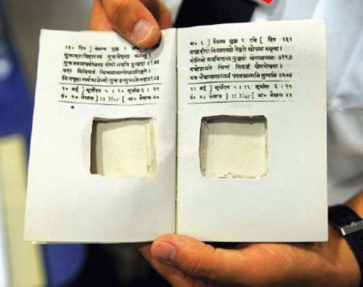 giấu trong quyển sách rỗng