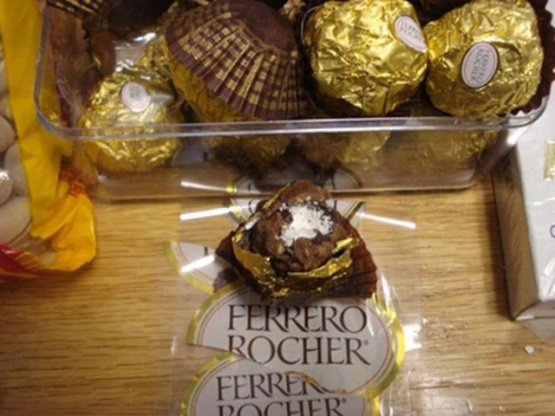 Bọn buôn lậu giấu hàng cấm trong những viên kẹo sô cô la để qua mặt cán bộ hải quan.