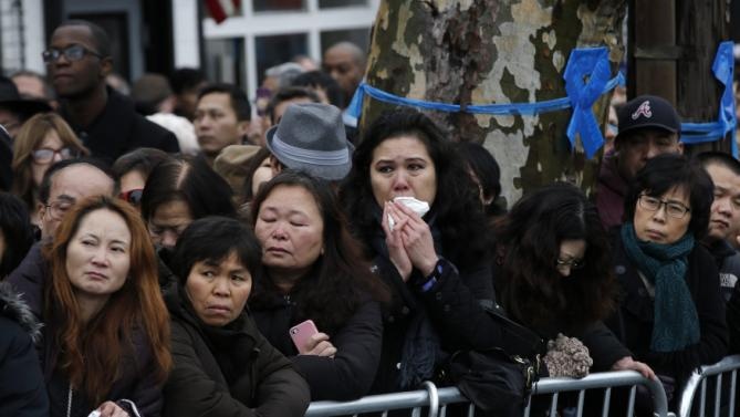 Người dân chen chúc ở hai bên đường 65 để chờ linh cữu của viên cảnh sát xấu số. Ảnh: