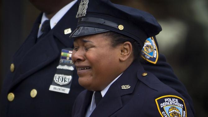 Nữ cảnh sát khóc trong đám tang Wenjian Liu. 