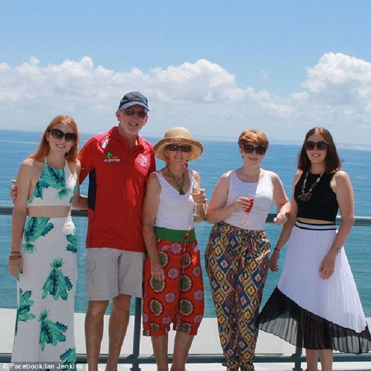 Trong các màn biểu diễn với rắn ở những năm trước, ông Jenkins từng nhiều lần bị thương. Năm 2010, khi ông đang cho một con rắn nâu vào hộp nhựa để chuẩn bị cho một chương trình giáo dục, nó đã cắn trúng ông khiến ông lâm vào hôn mê. Tình hình lúc đó rất nguy cấp, các bác sĩ buộc phải dùng trực thăng đưa ông đến bệnh viện thành phố Bundaberg để chăm sóc và điều trị chuyên sâu. Tuy nhiên, chỉ vài giờ sau khi xuất viện, ông chủ sở thú đã quay trở lại với chương trình giáo dục gián đoạn vì sự cố.