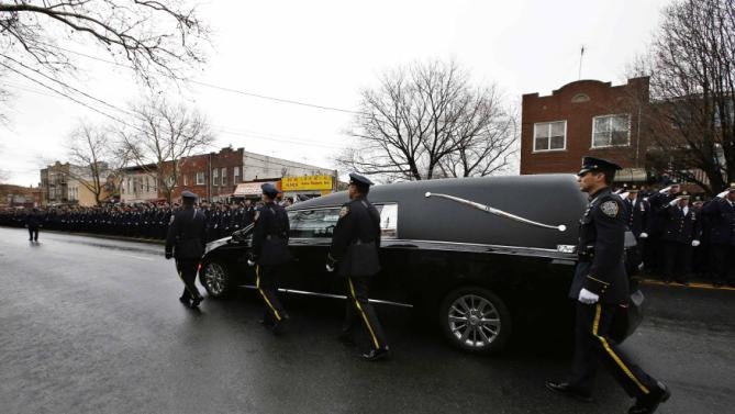 Xe chở linh cữu anh Wenjian Liu di chuyển trên đường 65, thành phố New York. Ảnh: Reuters