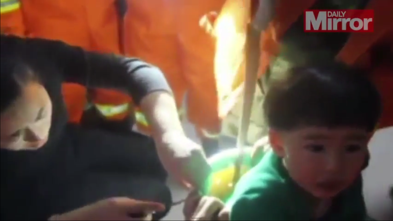 Canh tuong cuu be gai trong may giat bang cua hinh anh