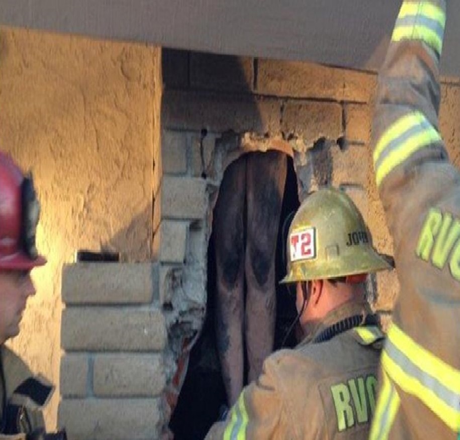 Nguoi phu nu khoa than mac ket trong ong khoi nha chong cu hinh anh