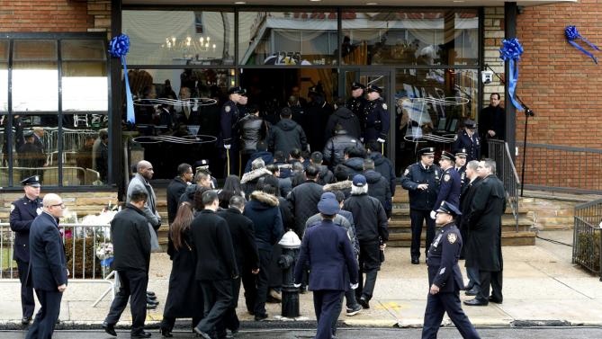 Mọi người bước vào trong nhà tang lễ