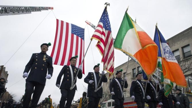 Đoàn danh dự bước sau xe chở linh cữu. Ảnh: AP