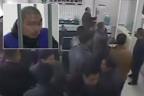 Canh tuong dam dong bao vay ke gian trong ngan hang hinh anh