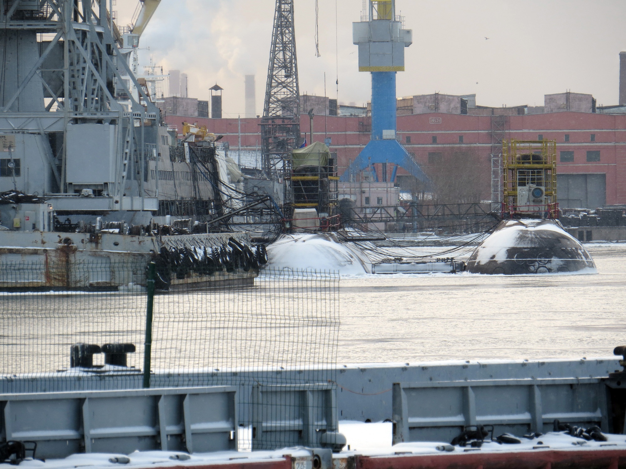 Tau ngam HQ-186 Khanh Hoa lan ngup trong nha may o Nga hinh anh