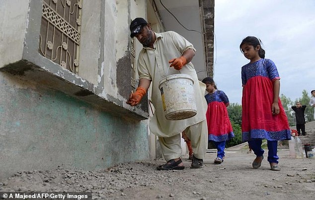 Theo lời kể của dân địa phương, chuột đã ăn hàng trăm con gà, cắn hàng chục người lớn và thậm chí giết một em bé. Ngoài ra chúng còn phát tán nhiều loại bệnh.