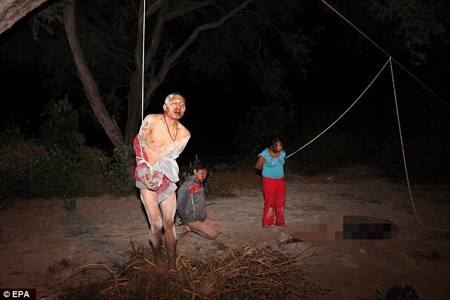 Dan lang danh hoi dong nhom trom roi treo len cay hinh anh