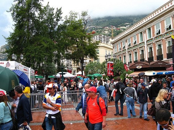 Monegasque là tên gọi người dân bản địa. Một người sinh ra ở nước ngoài nhưng thường trú tại Monaco sẽ gọi là Mocacoian. Trên thực tế, người Monegasque chiếm thiểu số, ít hơn 20% tổng dân số. Những người nước ngoài giàu có chính là lực lượng chính cấu thành dân số tại quốc gia.