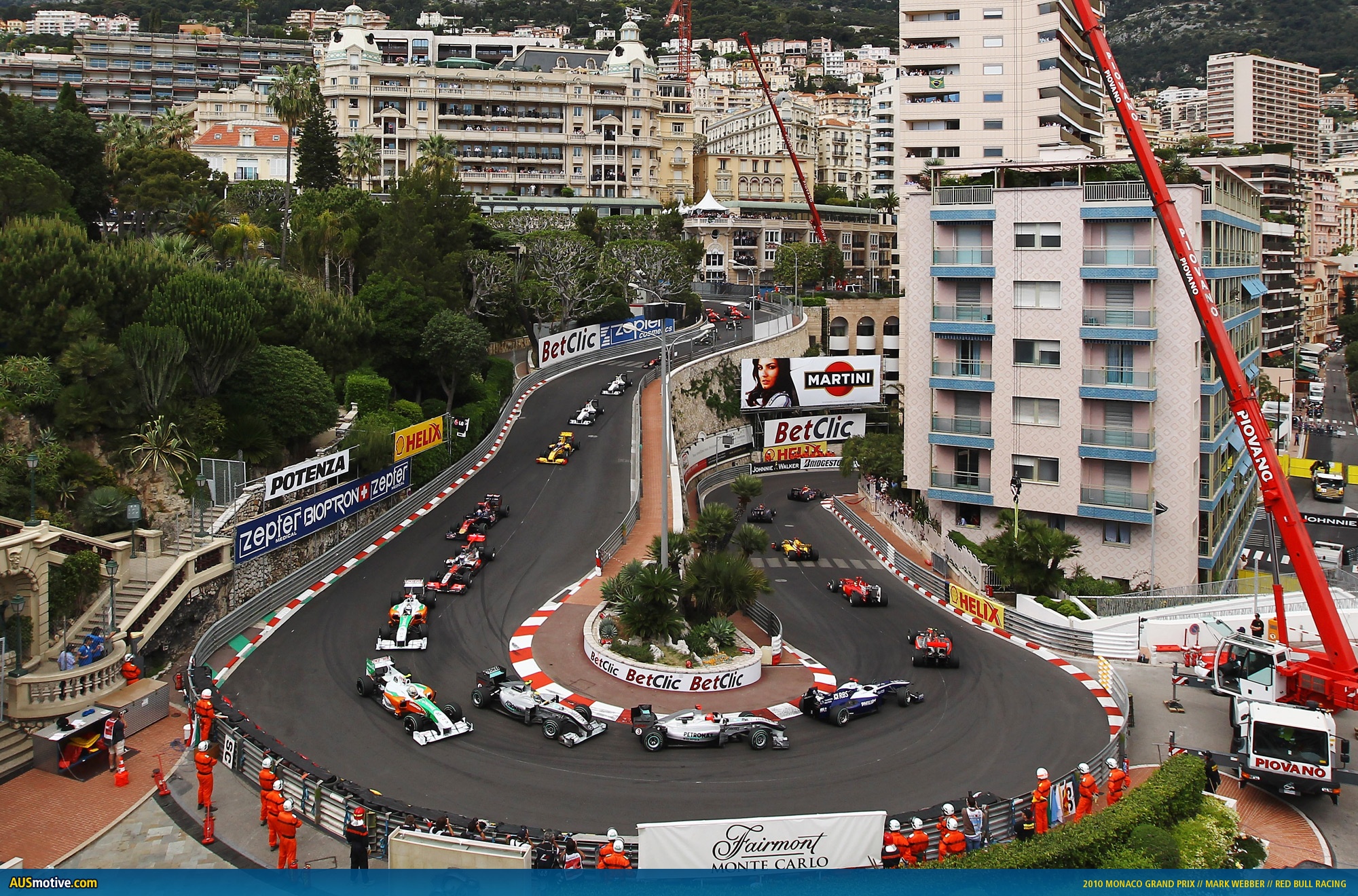 Monaco Grand Prix là một trong những cuộc đua nổi tiếng nhất thế giới. Nhiều chuyên gia đánh giá Monaco là chặng F1 hay nhất thế giới. Các tay đua sẽ cùng thi đấu trên các đường phố của Monaco. Nhiệm vụ của họ là vượt qua các góc hẹp, khúc cua khó trên đường hay những đường hầm nổi tiếng và khó khăn nhất.  Ayrton Senna, tay đua công thức 1 nổi tiếng người Brasil vẫn đang giữ kỷ lục chiến thắng trên đường đua này.