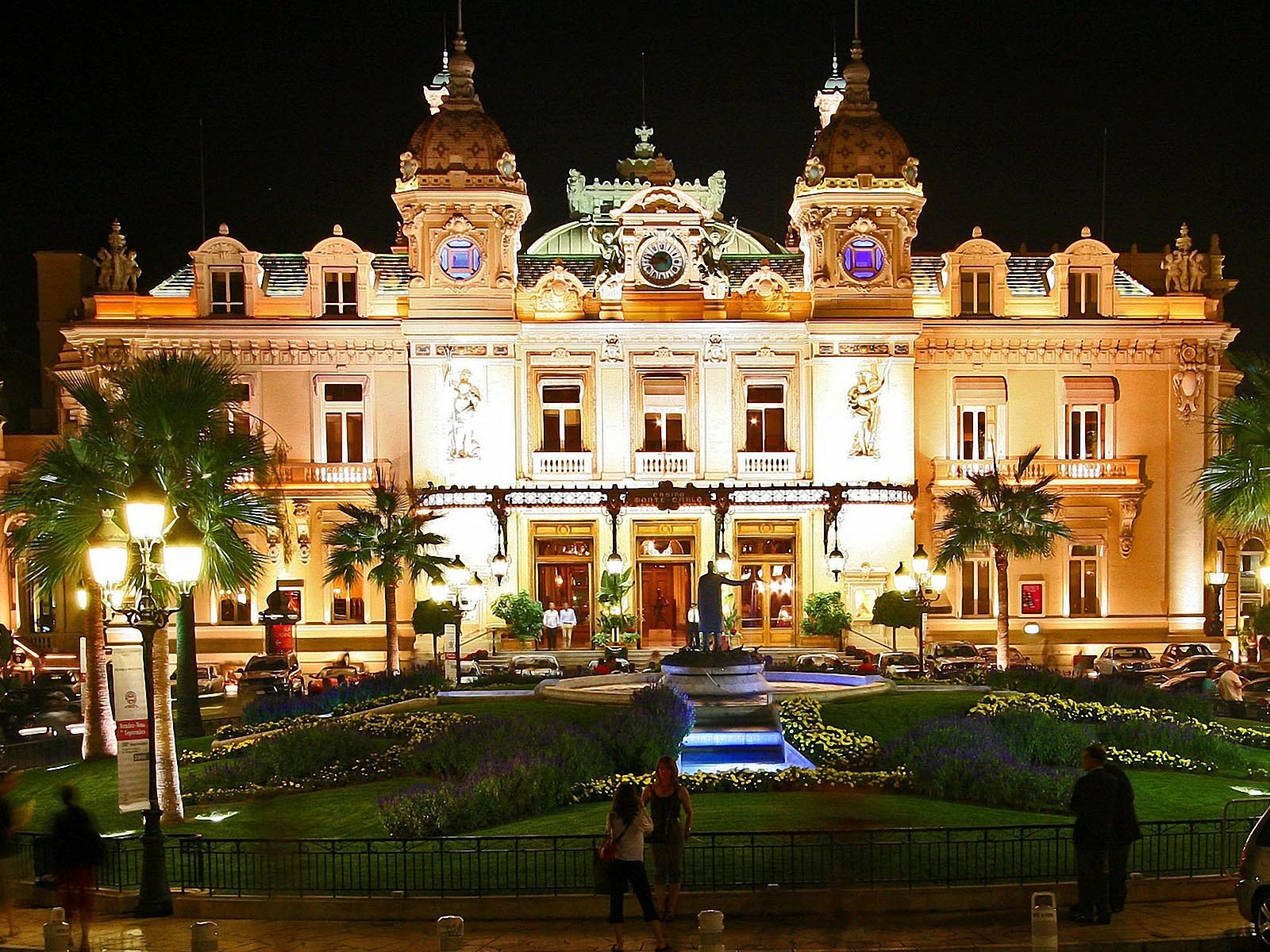 Casino ở Monte Carlo là một trong những điều khiến Monaco trở nên nổi tiếng. Tuy nhiên, các công dân không có quyền đánh bạc, thậm chí vào casino.