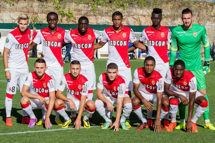 AS Monaco, đội bóng đá lớn nhất quốc gia, thường chơi trong Ligue 1, giải đấu hạng cao nhất của đội bóng Pháp. Theo thống kê, sân vận động của đội,  Stade Louis II, có thể chứa hơn một nửa dân số của Monaco.