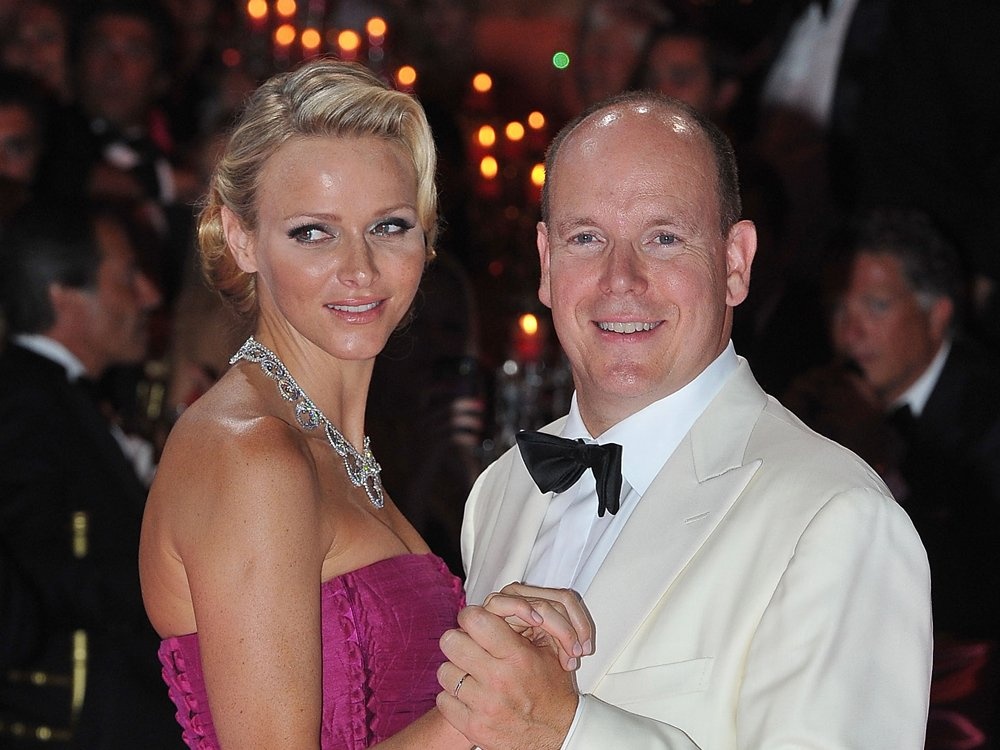 Hoàng tử Rainier đã tặng rượu sâm banh miễn phí và cho phép người dân đánh bạc trong ngày sinh của người con đầu tiên. Albert II, người con thứ hai của Hoàng tử, đang cai trị Monaco.