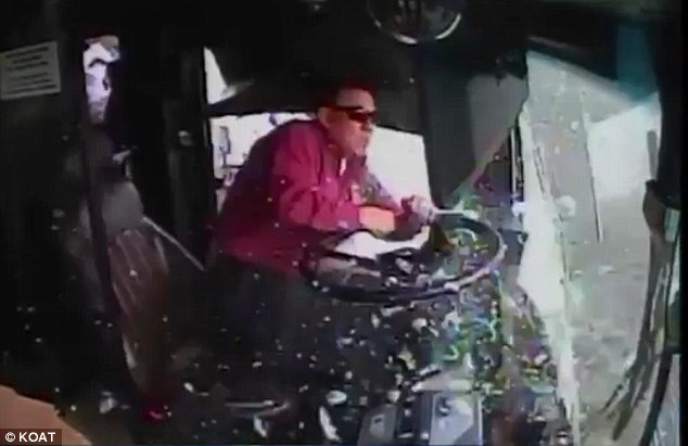 Tai xe xe buyt vang qua kinh chan gio vi dam xe tai hinh anh