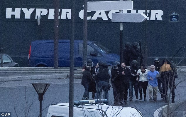 30 nguoi thoat bon khung bo o Paris nho tron vao kho lanh hinh anh