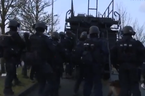 Canh sat len xe dac chung de xong vao xuong in hinh anh