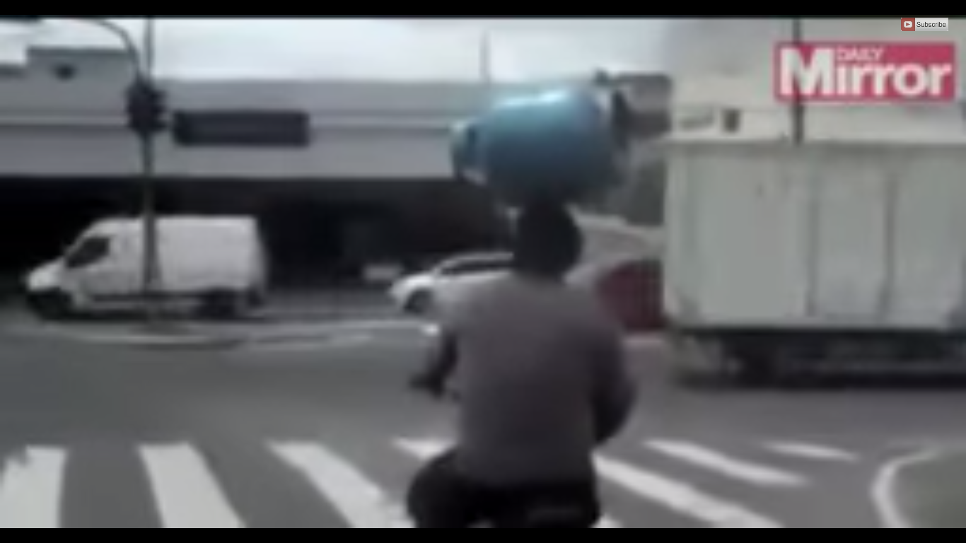 Nguoi dan ong dap xe voi binh gas tren dau hinh anh