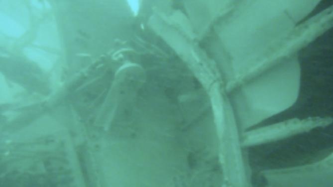 Đuôi của máy bay nằm cách vị trí cuối cùng của nó trước khi mất tích khoảng 30 km. Ảnh: Reuters