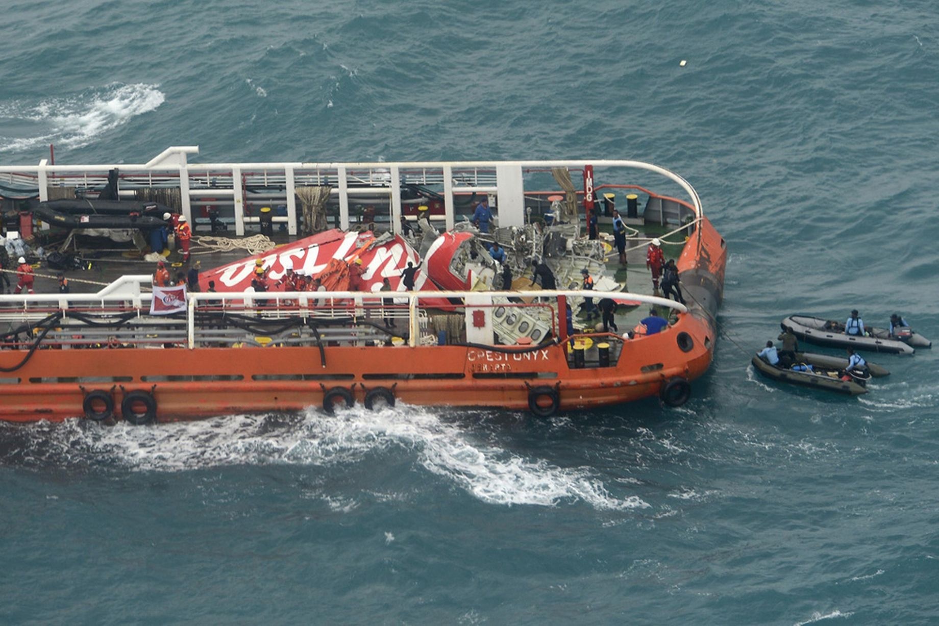 Lực lượng cứu hộ dùng cần cẩu để đưa đuôi phi cơ lên tàu. Ảnh: