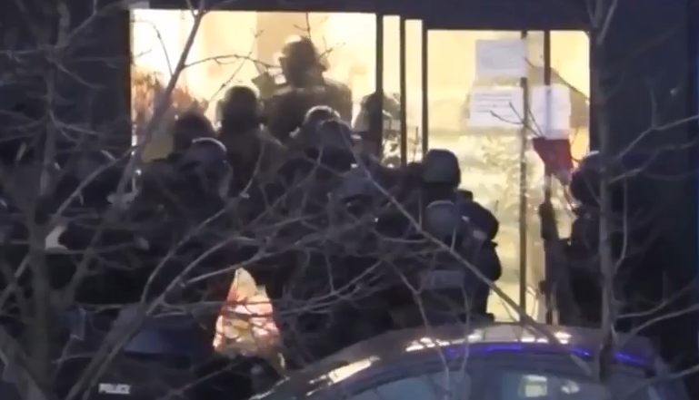 Ten khung bo chet giua lan dan cua canh sat Phap hinh anh