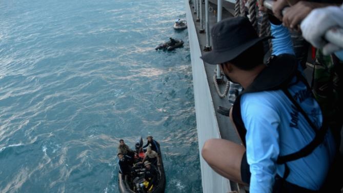 Hôm qua các thợ lặn không thể vớt đuôi máy bay do các luồng hải lưu ngầm quá mạnh. Ảnh: