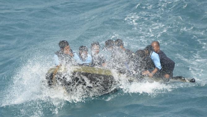 Ngoài ra tầm nhìn của thợ lặn cũng giảm do thời tiết thay đổi. Ảnh: Reuters