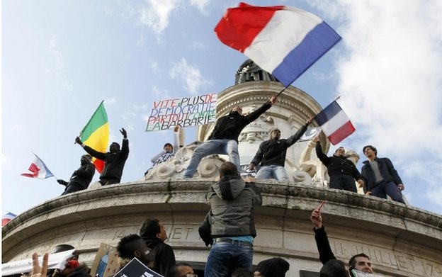Bien nguoi tuan hanh len an khung bo o Paris hinh anh