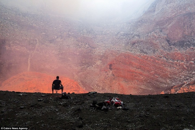 Người đàn ông đang ngồi gần miệng núi lửa là Simon Turner.