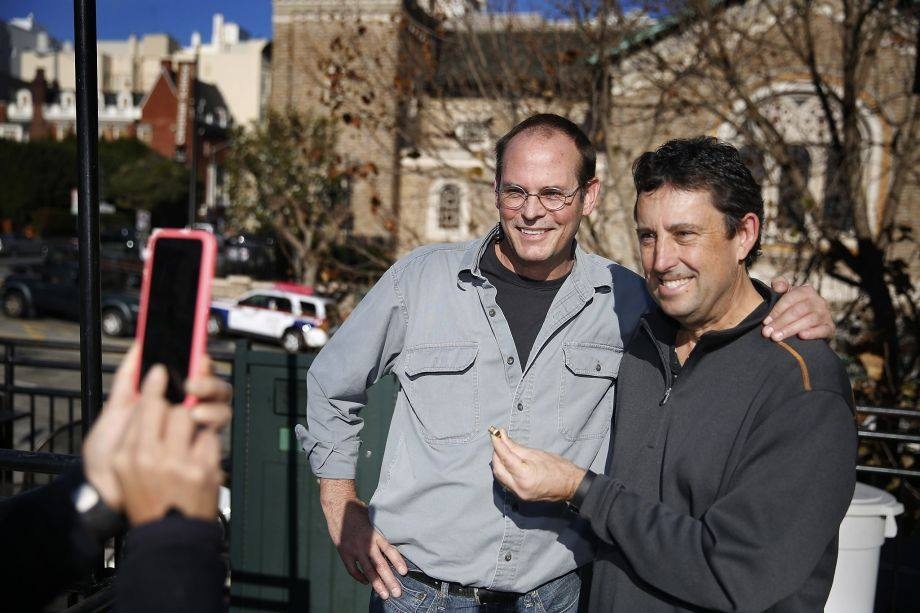 Larry Feurzeig ( trái ) và Robert Fowler ( phải ) chụp ảnh cùng nhau tại San Fransisco. Ảnh: Sfgate