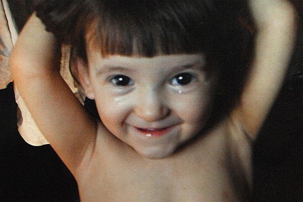 Vào 2009, người ta phát hiện một bé gái 5 tuổi, Natasha, sống tại thành phố Chita, Siberia đang bò bằng 2 tay và 2 chân, dùng lưỡi để uống nước và giao tiếp bằng những tiếng sủa giống như loài chó.  Sau đó, cảnh sát phát hiện Natasha bị khóa trong phòng với những con chó và mèo trong một thời gian dài. Căn phòng không có lò sưởi, nước hay phòng tắm. Lúc đó, Natasha không nói được tiếng Nga, thay vào đó là những hành động nhảy lên cánh cửa và những tiếng sủa của loài chó. Sau đó, cảnh sát bắt giữ bố của Natasha, Victor Lozhkin, 27 tuổi và mẹ, Yana Mikhailova, 35 tuổi vì tội bỏ rơi con của mình.