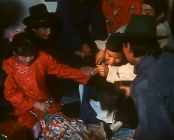 Treu choc chu re, co dau truoc le dong phong hinh anh