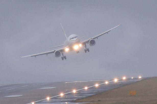 May bay chao dao vi gio manh khi dap xuong hinh anh