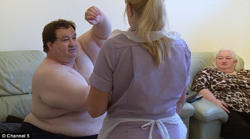 Hai vợ chồng phải trả 8.000 bảng mỗi năm để thuê người tắm rửa và thay quần áo cho Stephen. Ảnh: 