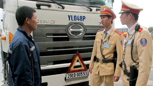 Bay qua cham hinh anh